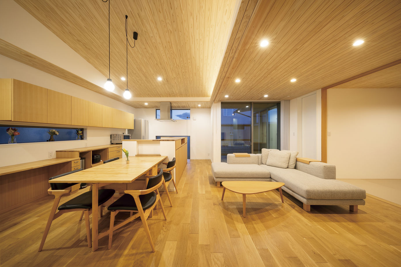 関工務所 【本体価格2500～3000万円/36.1坪】匠の技で描く、格子で囲われた中庭のあるZEHの家の建築実例画像7