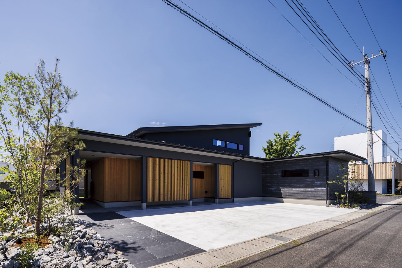 関工務所 【本体価格4000万円～/63.7坪】大空間を大胆に彩る設計力と匠の技。素材使いで魅せる平屋＋αの住まいの建築実例画像