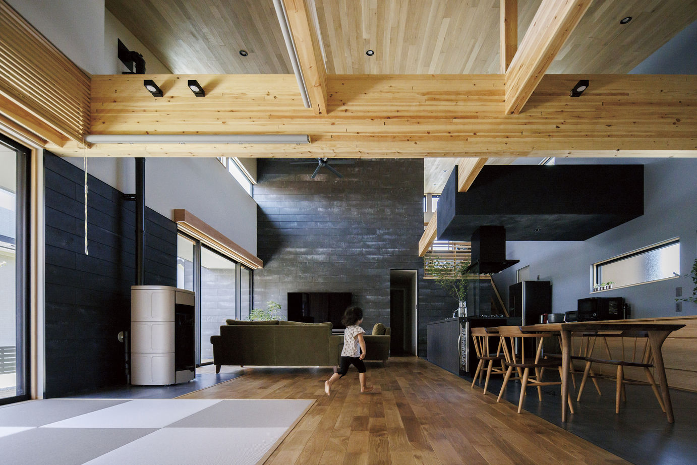 関工務所 【本体価格4000万円～/63.7坪】大空間を大胆に彩る設計力と匠の技。素材使いで魅せる平屋＋αの住まいの建築実例画像2