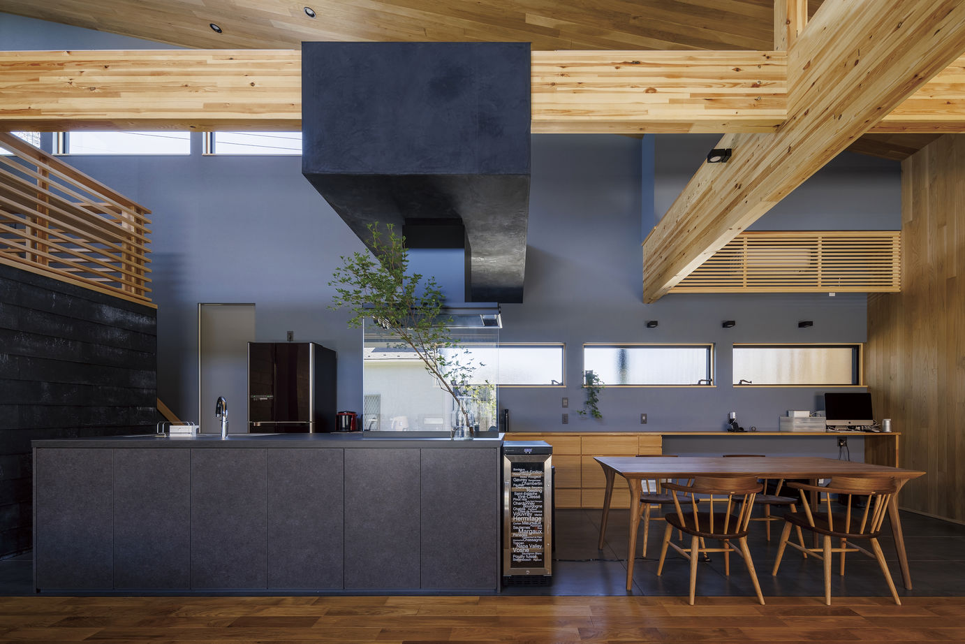 関工務所 【本体価格4000万円～/63.7坪】大空間を大胆に彩る設計力と匠の技。素材使いで魅せる平屋＋αの住まいの建築実例画像3