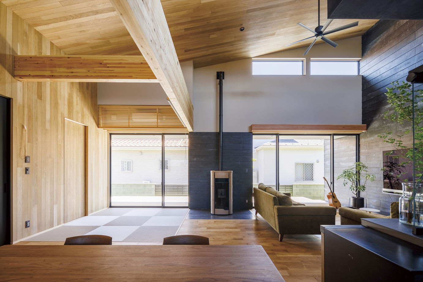 関工務所 【本体価格4000万円～/63.7坪】大空間を大胆に彩る設計力と匠の技。素材使いで魅せる平屋＋αの住まいの建築実例画像4