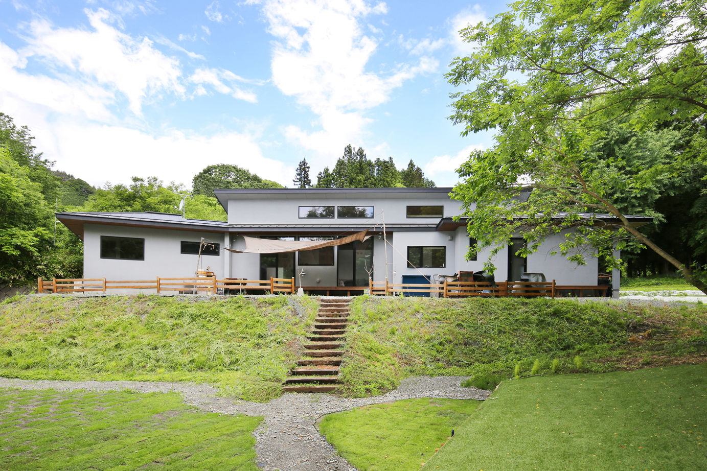 関工務所 緑に開いた「くの字」の平屋の家の建築実例画像