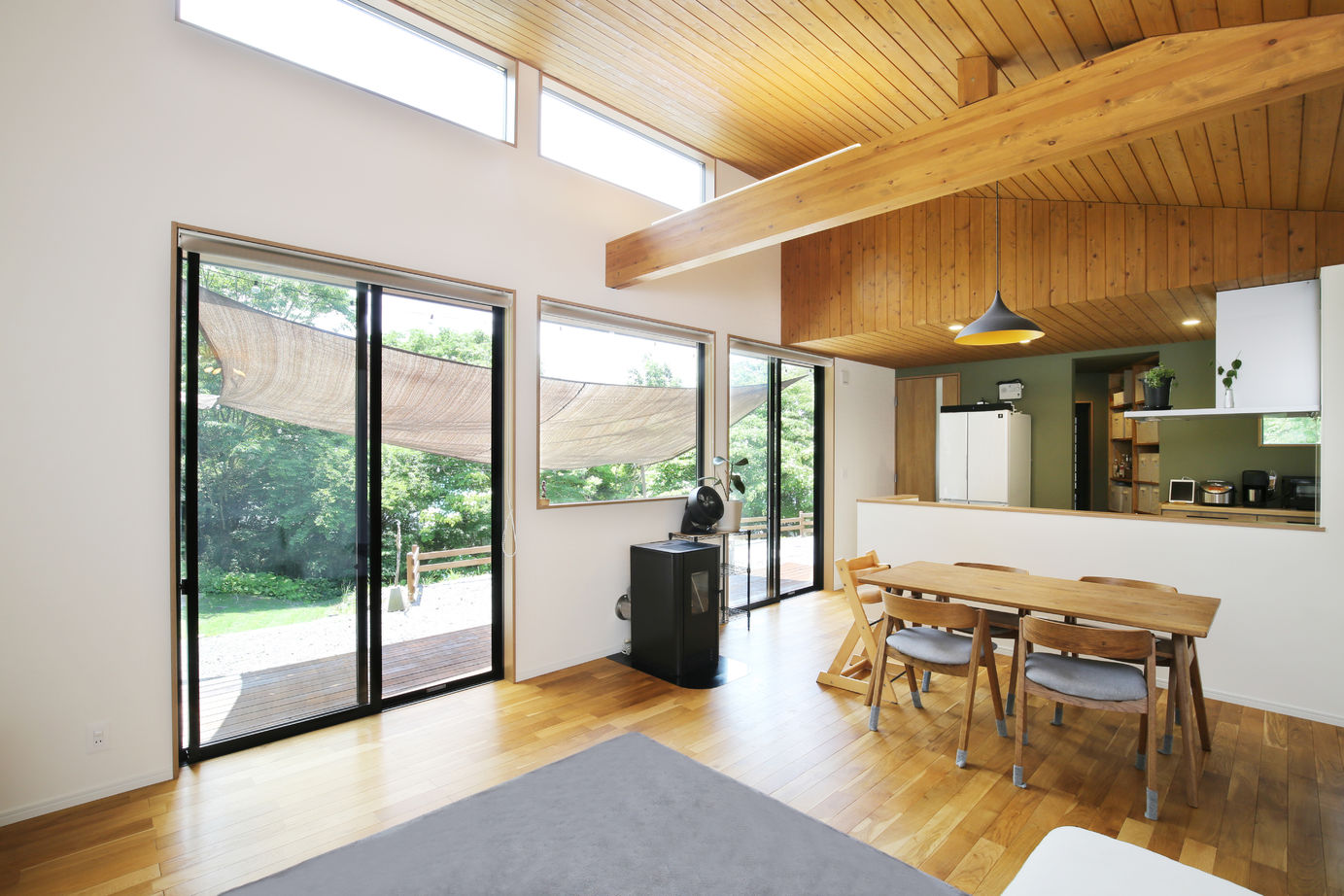 関工務所 緑に開いた「くの字」の平屋の家の建築実例画像2