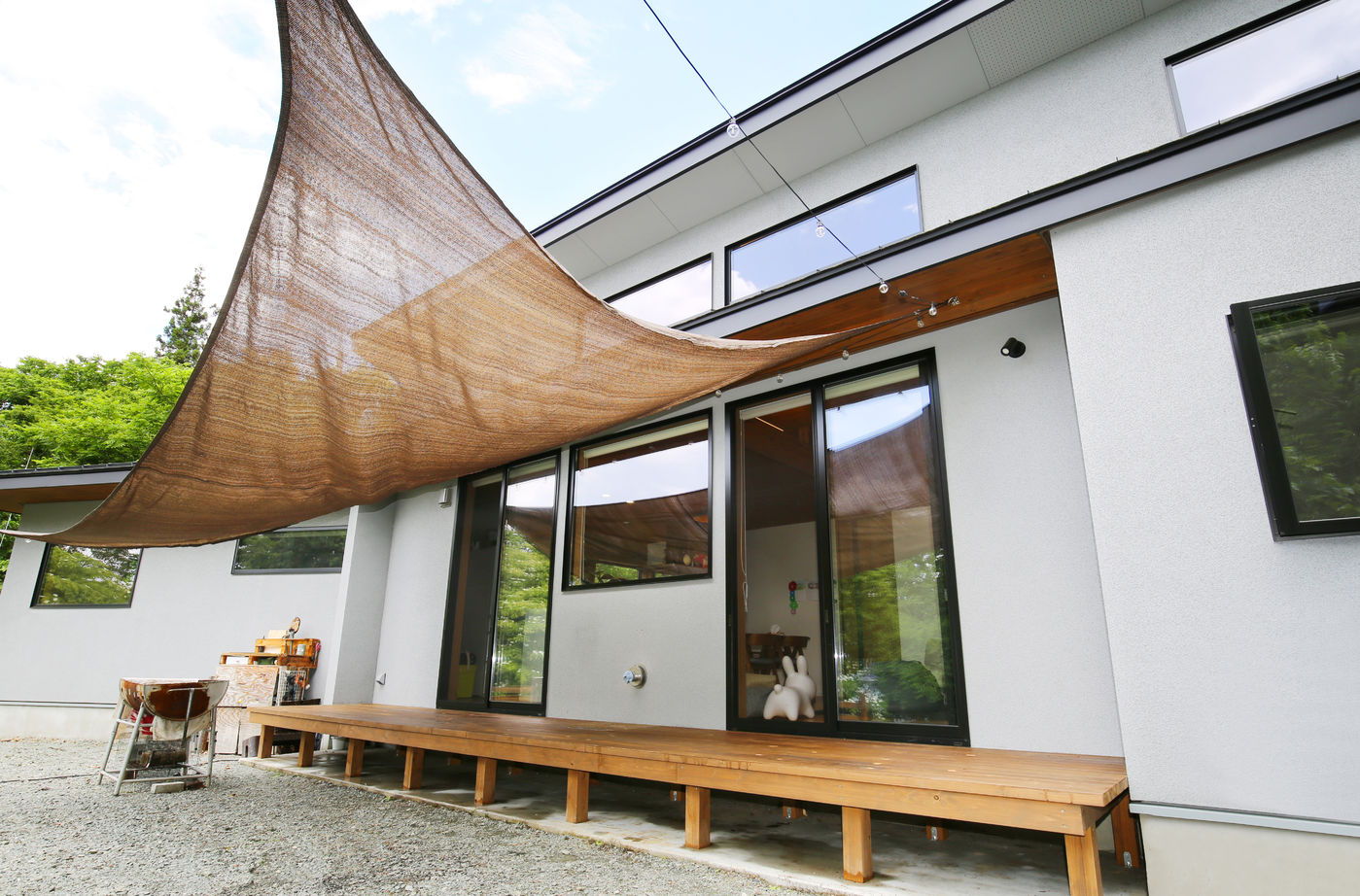 関工務所 緑に開いた「くの字」の平屋の家の建築実例画像3