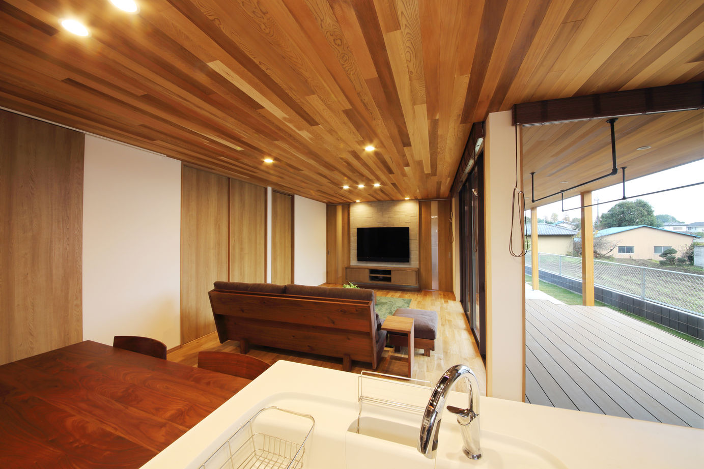 関工務所 レッドシダーの深い軒とデッキテラスのある平屋の家の建築実例画像1