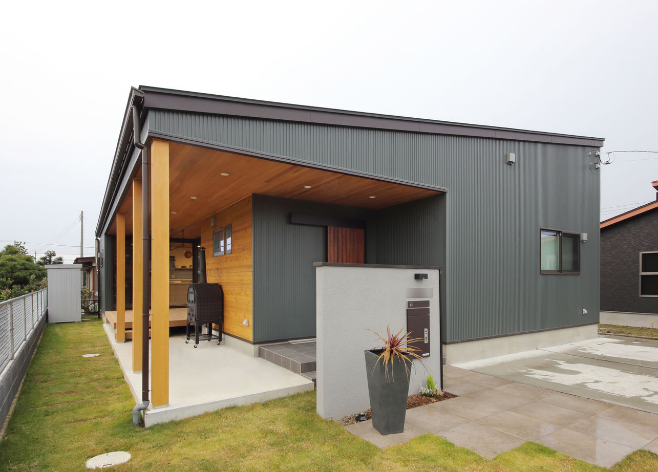 関工務所 レッドシダーの深い軒とデッキテラスのある平屋の家の建築実例画像2