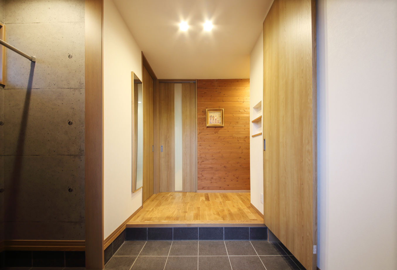 関工務所 レッドシダーの深い軒とデッキテラスのある平屋の家の建築実例画像3