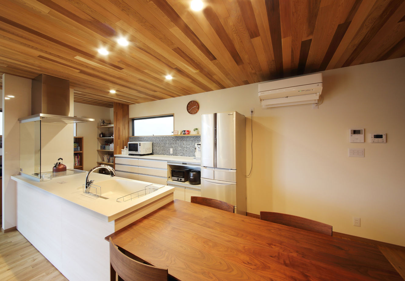 関工務所 レッドシダーの深い軒とデッキテラスのある平屋の家の建築実例画像4