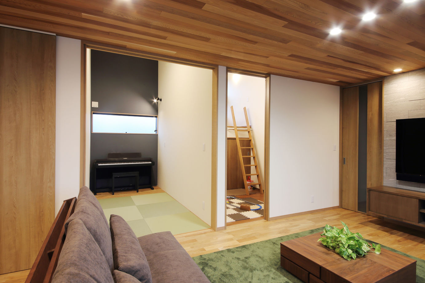 関工務所 レッドシダーの深い軒とデッキテラスのある平屋の家の建築実例画像5