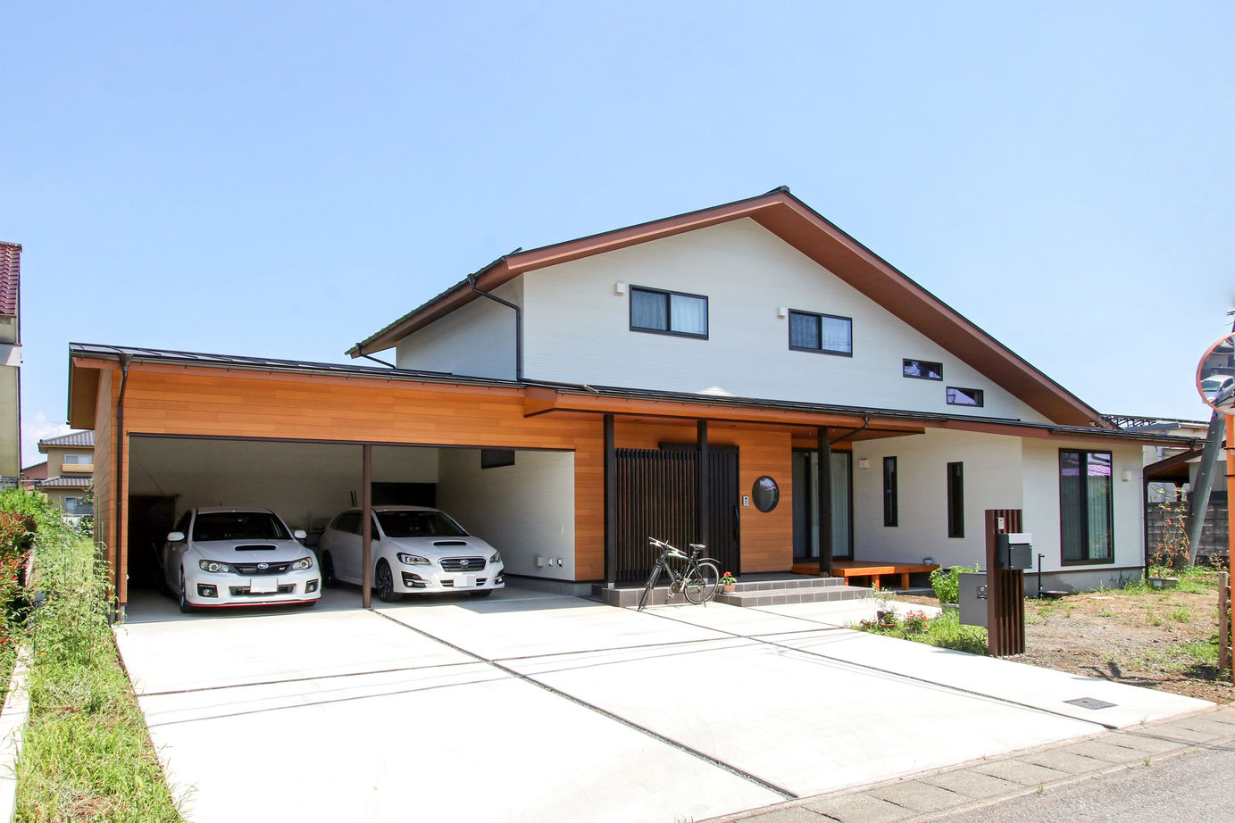 関工務所 大きなガレージと和のインテリアを感じられる家の建築実例画像