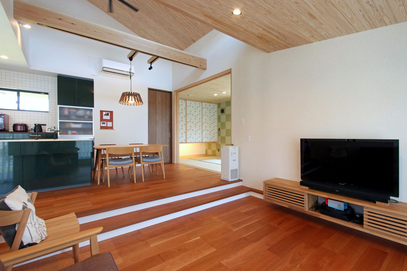 関工務所 大きなガレージと和のインテリアを感じられる家の建築実例画像2