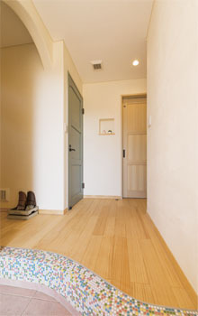 ソーフィールドホーム こだわりのタイル＆塗り壁 ナチュラル空間を彩り暮らすの建築実例画像2