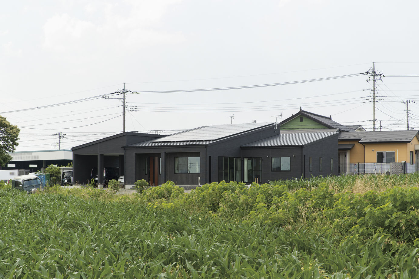 ソーフィールドホーム 【本体価格1500～1999万円／平屋／インナーガレージ】ダークカラーで落ち着きのある、シンプルモダンな平屋の建築実例画像7