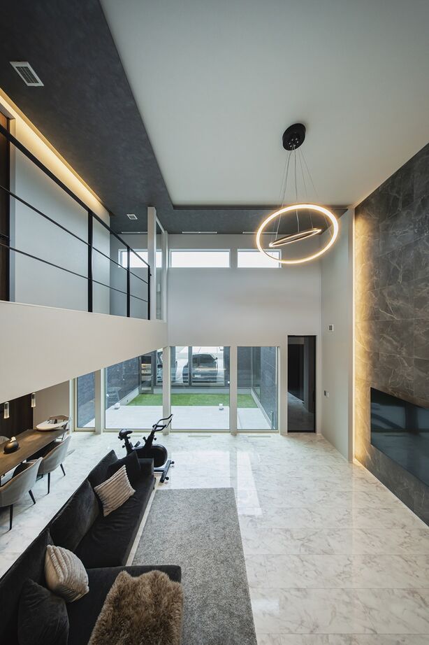 ソーフィールドホーム 【本体価格4000万円～/59.8坪】ガレージと高い門扉が目を引く建築美の建築実例画像2