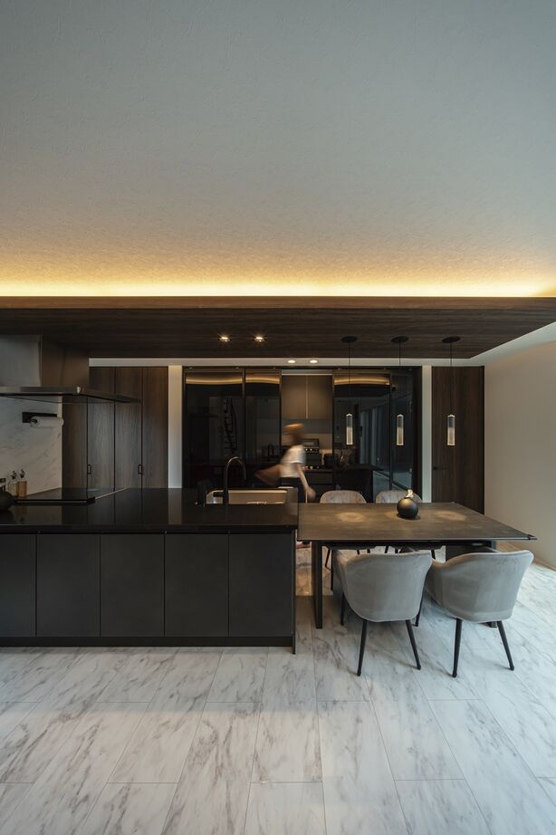 ソーフィールドホーム 【本体価格4000万円～/59.8坪】ガレージと高い門扉が目を引く建築美の建築実例画像4