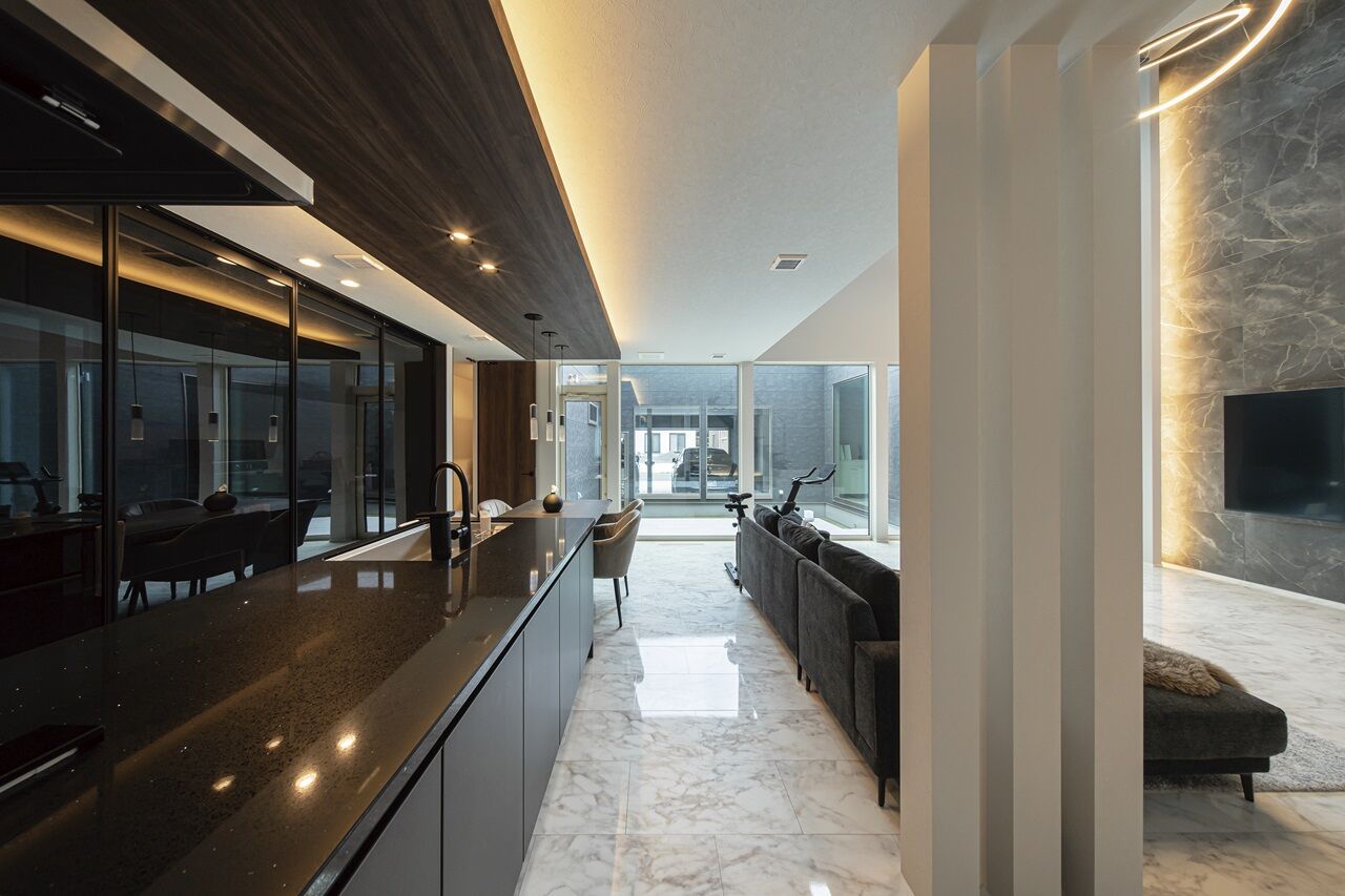 ソーフィールドホーム 【本体価格4000万円～/59.8坪】ガレージと高い門扉が目を引く建築美の建築実例画像5