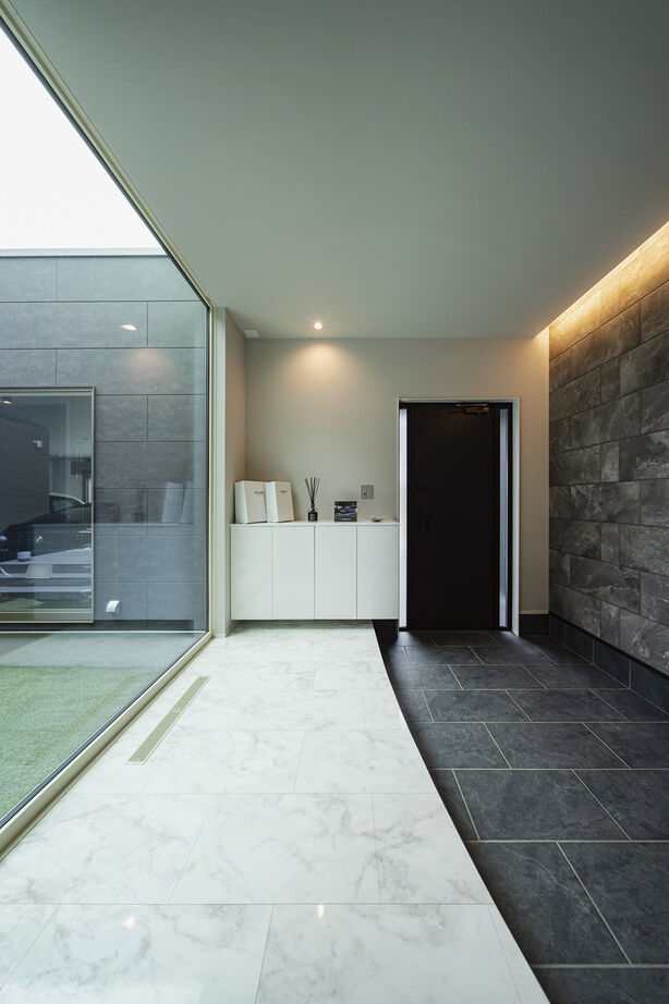 ソーフィールドホーム 【本体価格4000万円～/59.8坪】ガレージと高い門扉が目を引く建築美の建築実例画像6