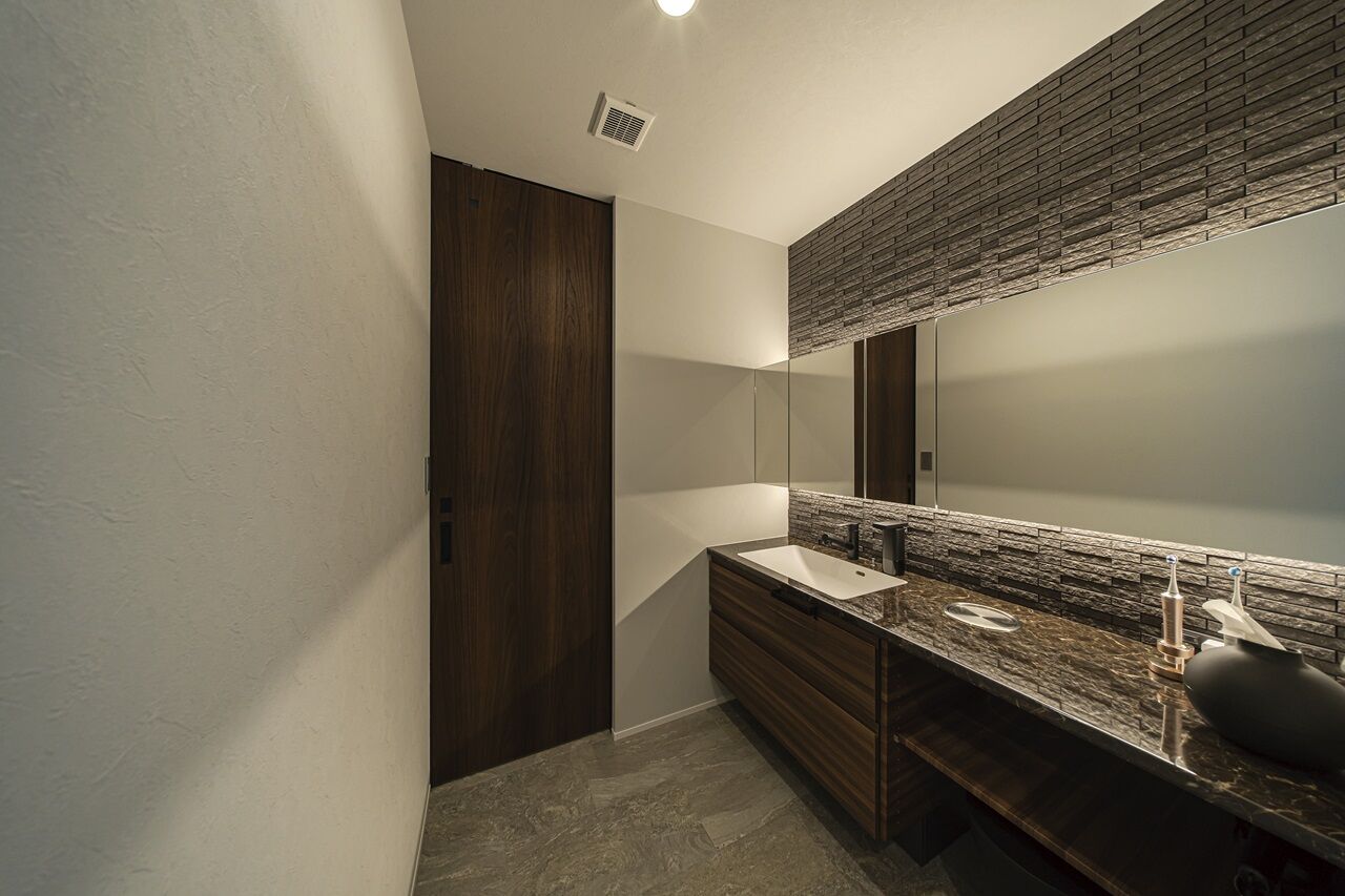 ソーフィールドホーム 【本体価格4000万円～/59.8坪】ガレージと高い門扉が目を引く建築美の建築実例画像8