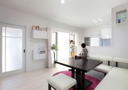 サンワ設計 大階段から中２階リビングへ　グリーン屋根の洋風の住まいの建築実例画像2