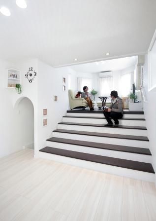 サンワ設計 大階段から中２階リビングへ　グリーン屋根の洋風の住まいの建築実例画像3