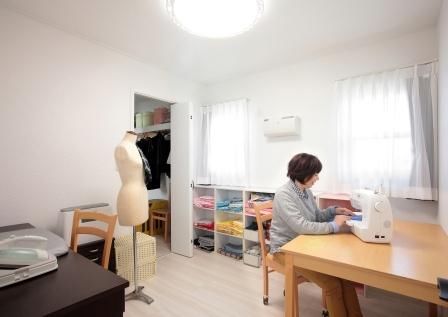 サンワ設計 大階段から中２階リビングへ　グリーン屋根の洋風の住まいの建築実例画像6