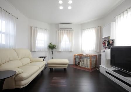 サンワ設計 大階段から中２階リビングへ　グリーン屋根の洋風の住まいの建築実例画像7