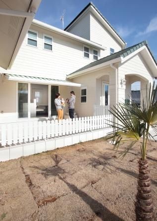 サンワ設計 大階段から中２階リビングへ　グリーン屋根の洋風の住まいの建築実例画像8