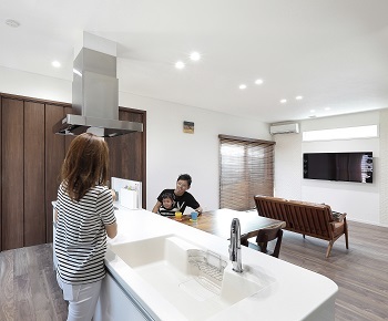 サンワ設計 高さ×広さを叶えたＬＤＫ　便利な間取りの平屋で暮らすの建築実例画像2