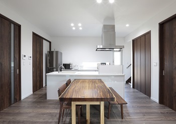 サンワ設計 高さ×広さを叶えたＬＤＫ　便利な間取りの平屋で暮らすの建築実例画像3