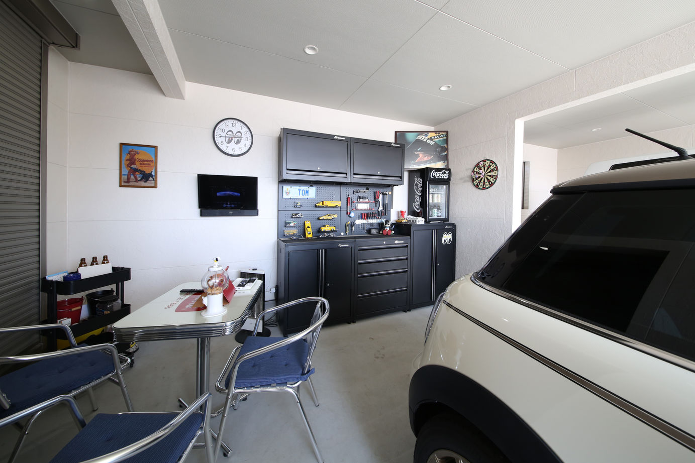 サンワ設計 熱帯魚水槽のアクアリウムとビルトインガレージのリゾートハウスの建築実例画像4