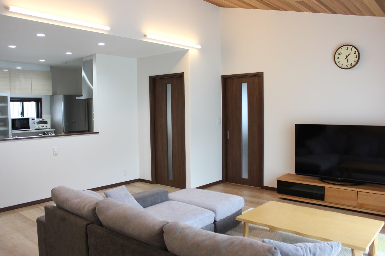 サンワ設計 太陽の光差し込むバイクガレージのある平屋の建築実例画像2