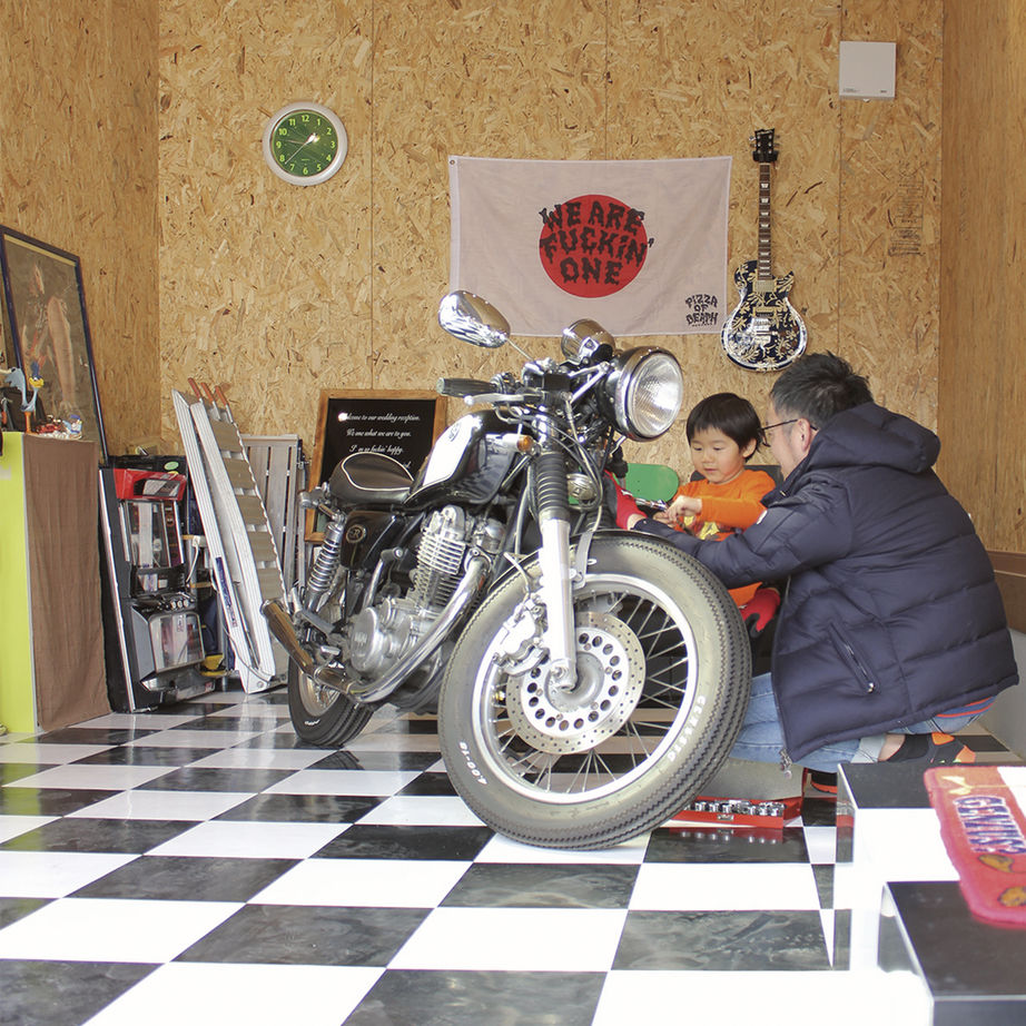 サンワ設計 太陽の光差し込むバイクガレージのある平屋の建築実例画像4