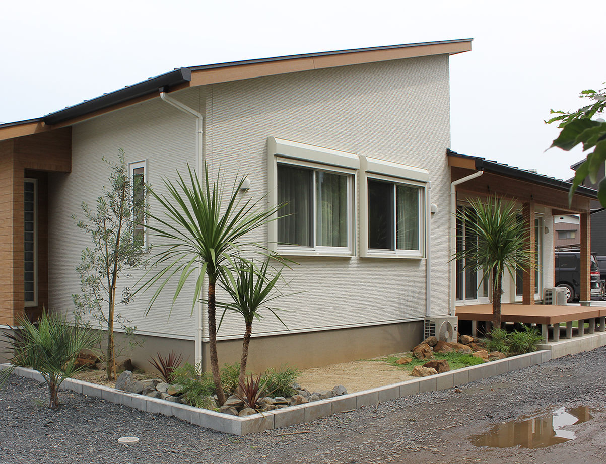 サンワ設計 ロックガーデン風のエクステリア　ハワイアンテイストな平屋の建築実例画像6