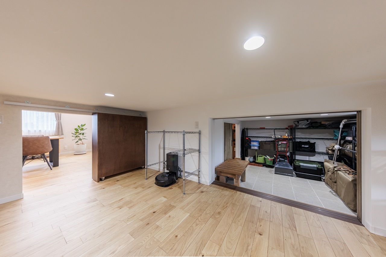 サンワ設計 暮らしを楽しむアウトドアリビングと広い土間収納のある1.5階の平屋の建築実例画像5