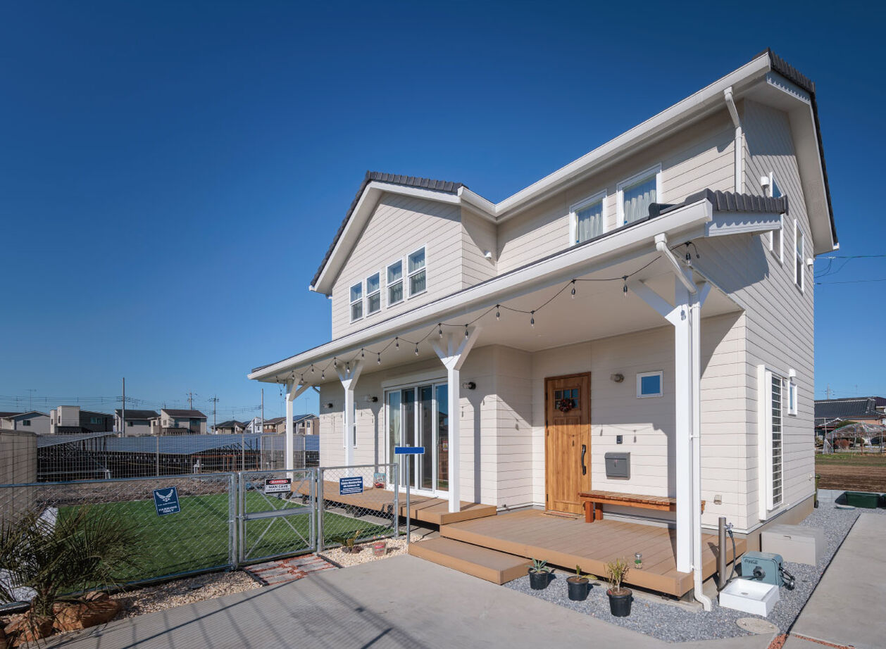 サンワ設計 カバードポーチのあるカリフォルニアテイストの家の建築実例画像