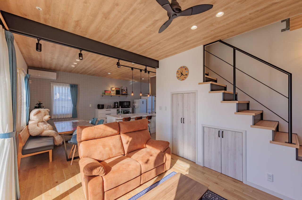 サンワ設計 カバードポーチのあるカリフォルニアテイストの家の建築実例画像2