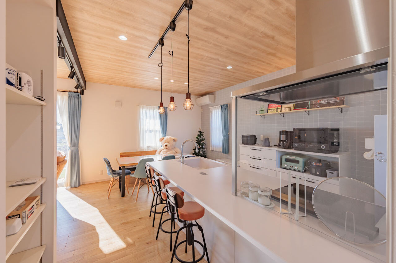 サンワ設計 カバードポーチのあるカリフォルニアテイストの家の建築実例画像4