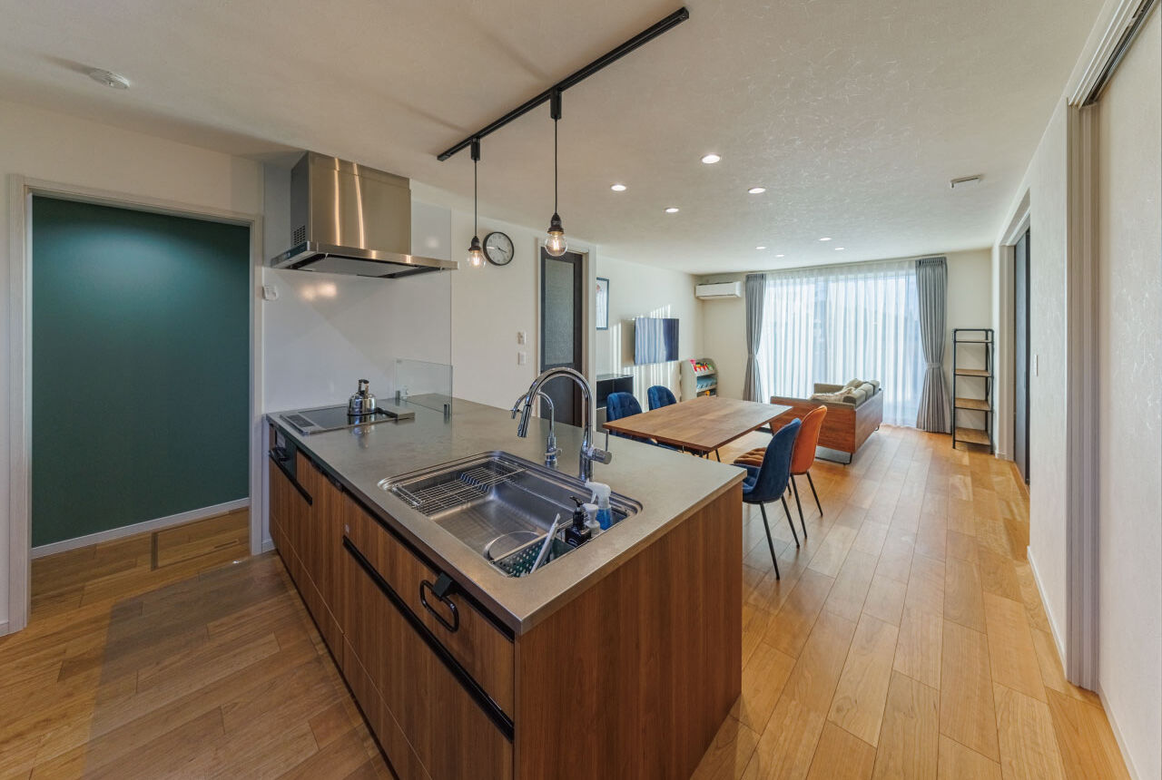 サンワ設計 ダークグレーの塗り壁が目を惹く和モダンな家の建築実例画像2