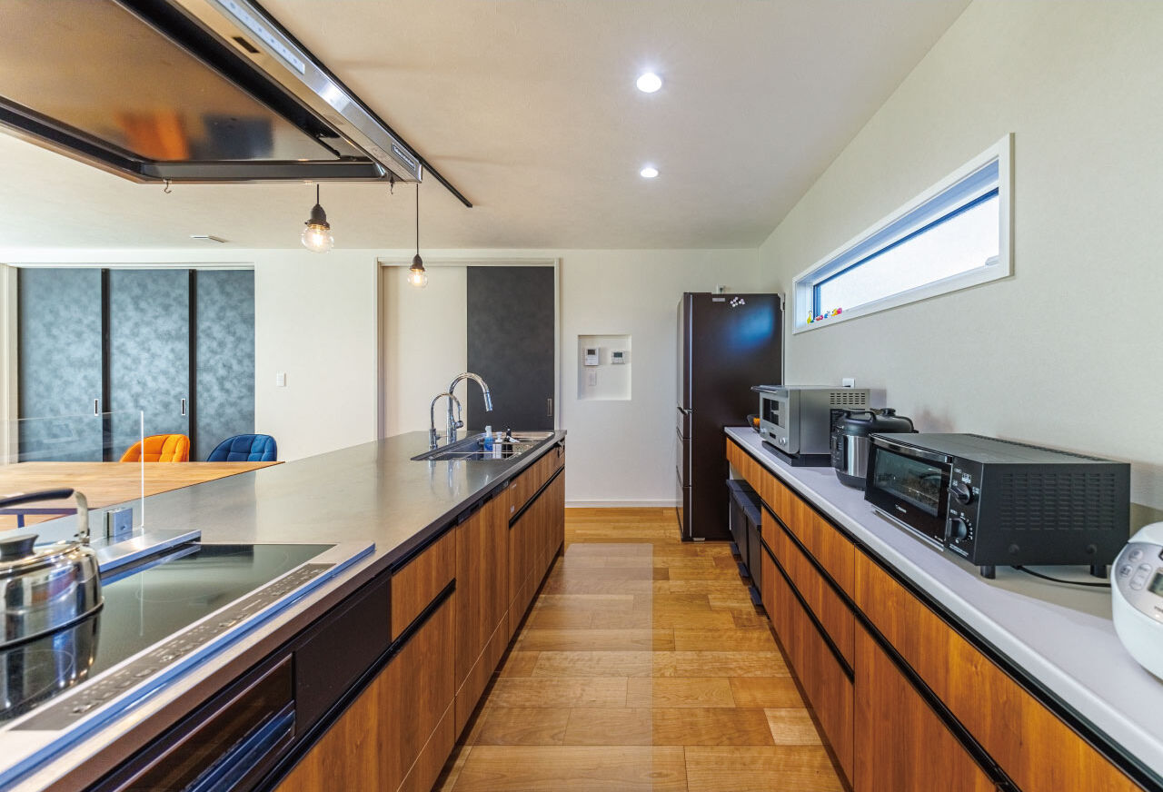 サンワ設計 ダークグレーの塗り壁が目を惹く和モダンな家の建築実例画像3