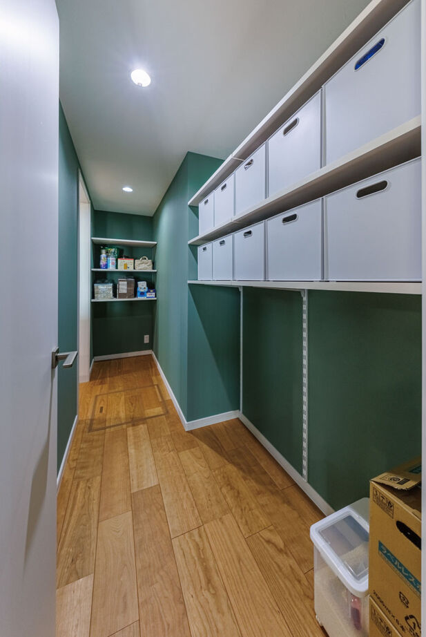 サンワ設計 ダークグレーの塗り壁が目を惹く和モダンな家の建築実例画像4