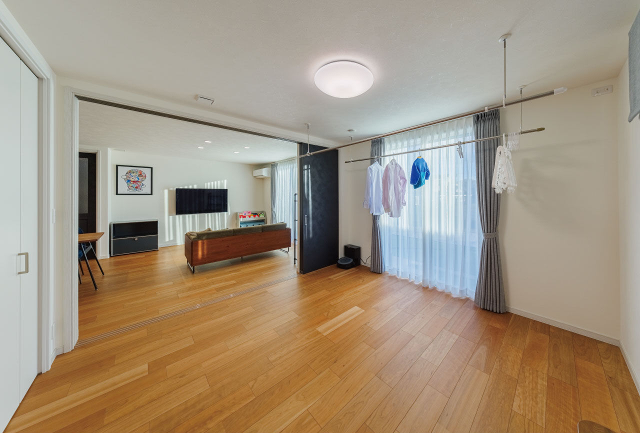 サンワ設計 ダークグレーの塗り壁が目を惹く和モダンな家の建築実例画像5