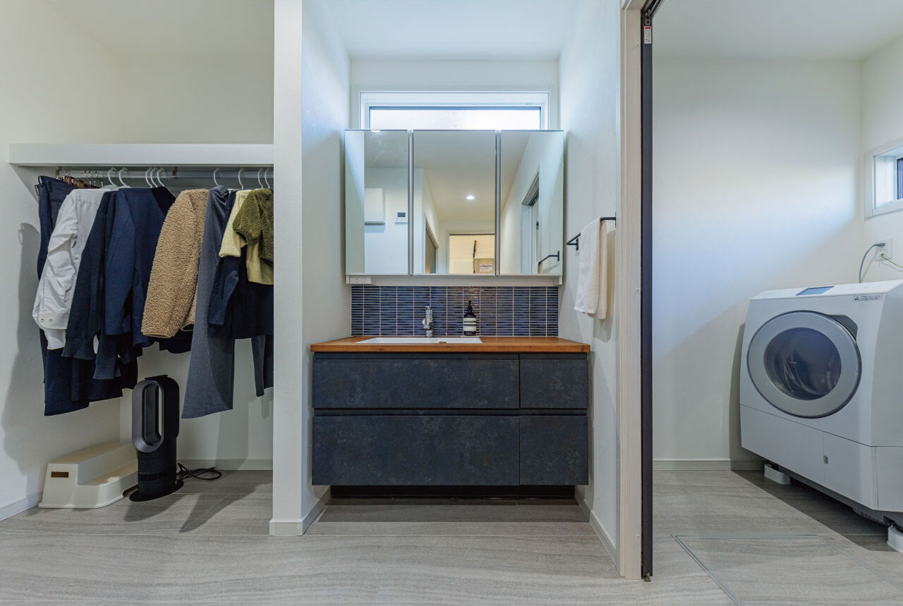 サンワ設計 ダークグレーの塗り壁が目を惹く和モダンな家の建築実例画像6