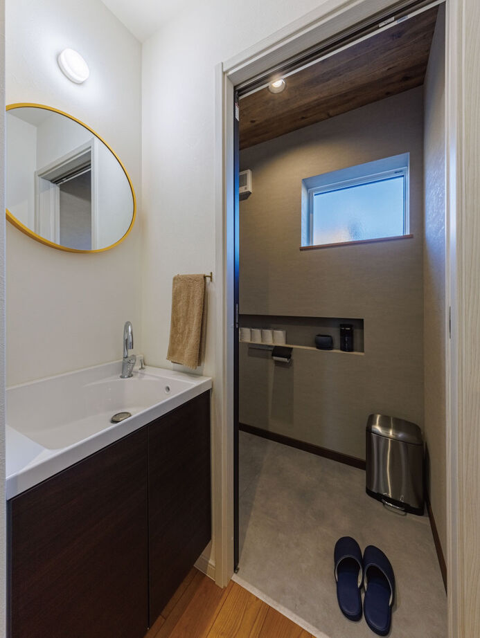 サンワ設計 ダークグレーの塗り壁が目を惹く和モダンな家の建築実例画像7