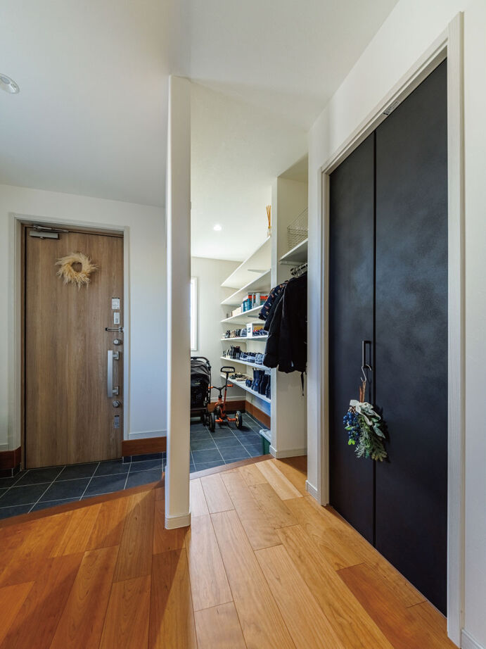 サンワ設計 ダークグレーの塗り壁が目を惹く和モダンな家の建築実例画像8