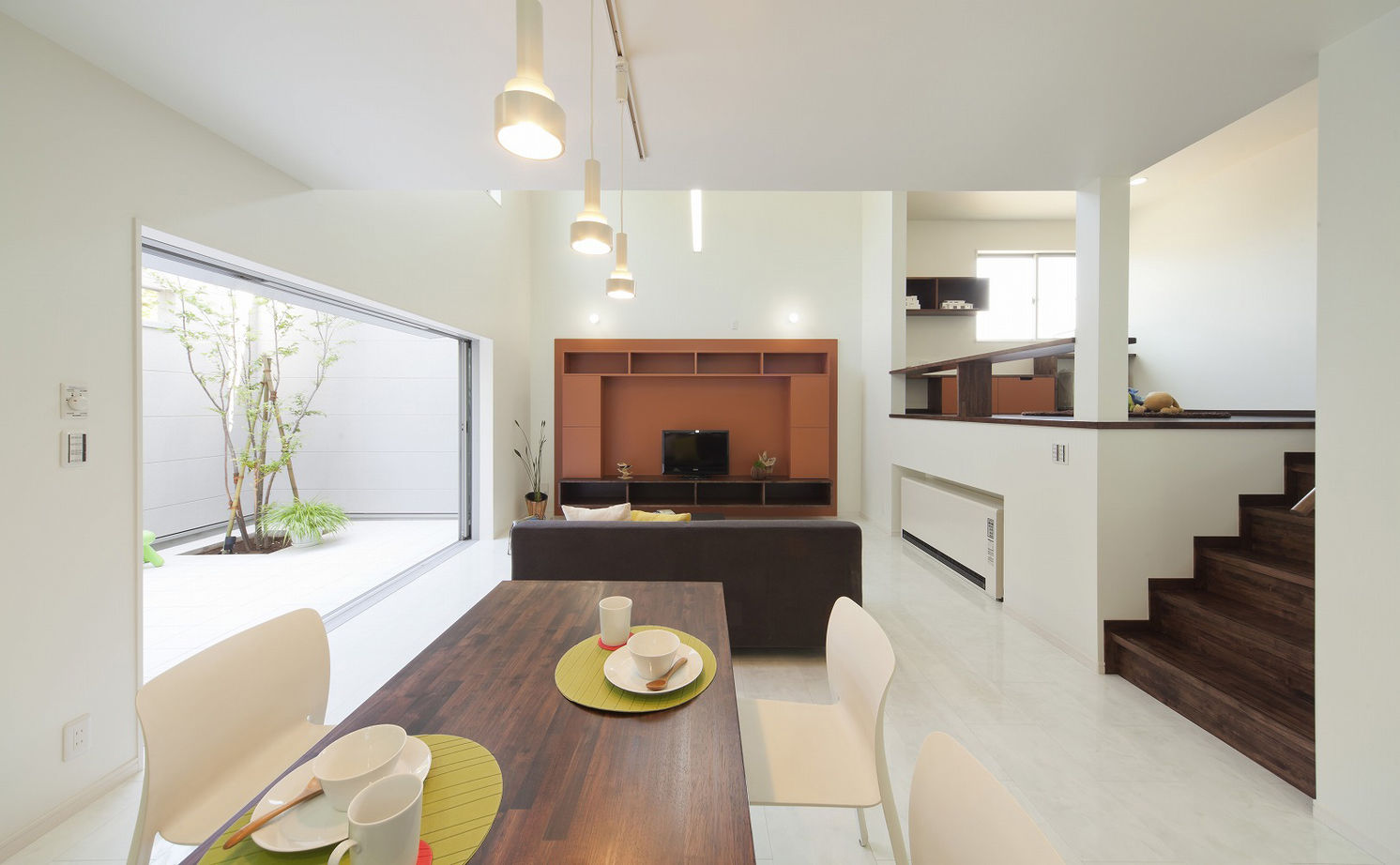 家工房 【3270万円/60坪】5層のスキップフロアに中庭・吹抜け・書斎も。白モダンなガレージハウス＜間取り図有＞の建築実例画像2