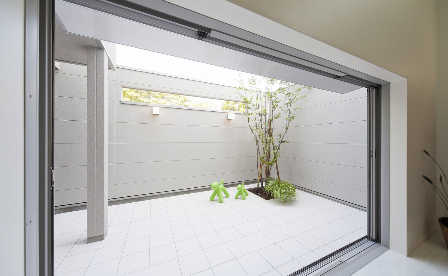 家工房 【3270万円/60坪】5層のスキップフロアに中庭・吹抜け・書斎も。白モダンなガレージハウス＜間取り図有＞の建築実例画像3