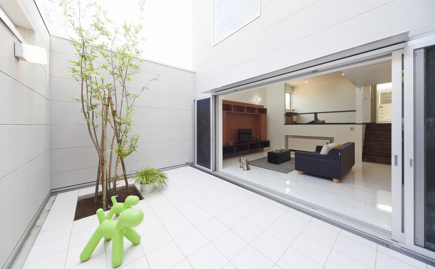 家工房 【3270万円/60坪】5層のスキップフロアに中庭・吹抜け・書斎も。白モダンなガレージハウス＜間取り図有＞の建築実例画像4