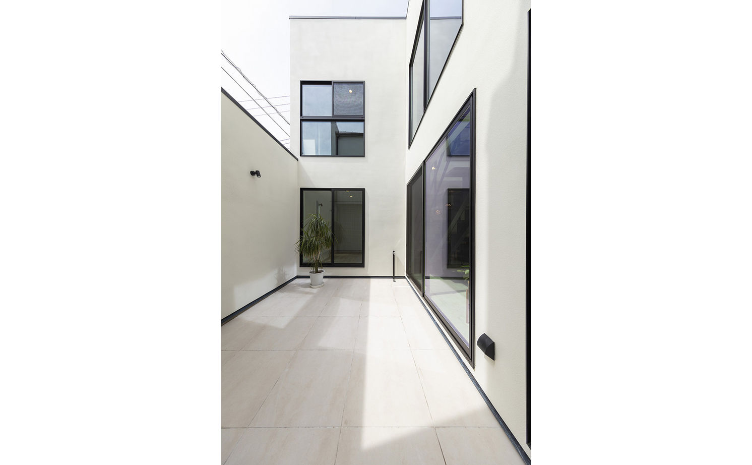 家工房 【2800万円／41坪】中庭に面した開放的な空間と、充実しすぎる収納でデザインと機能性を両立した住まいの建築実例画像2