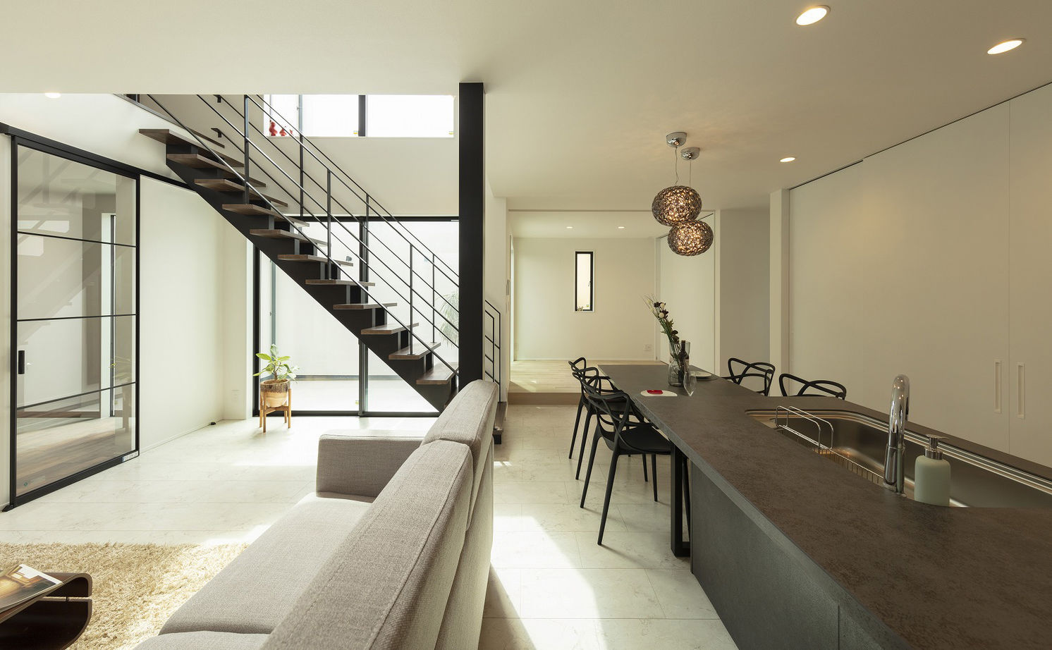 家工房 【2800万円／41坪】中庭に面した開放的な空間と、充実しすぎる収納でデザインと機能性を両立した住まいの建築実例画像4