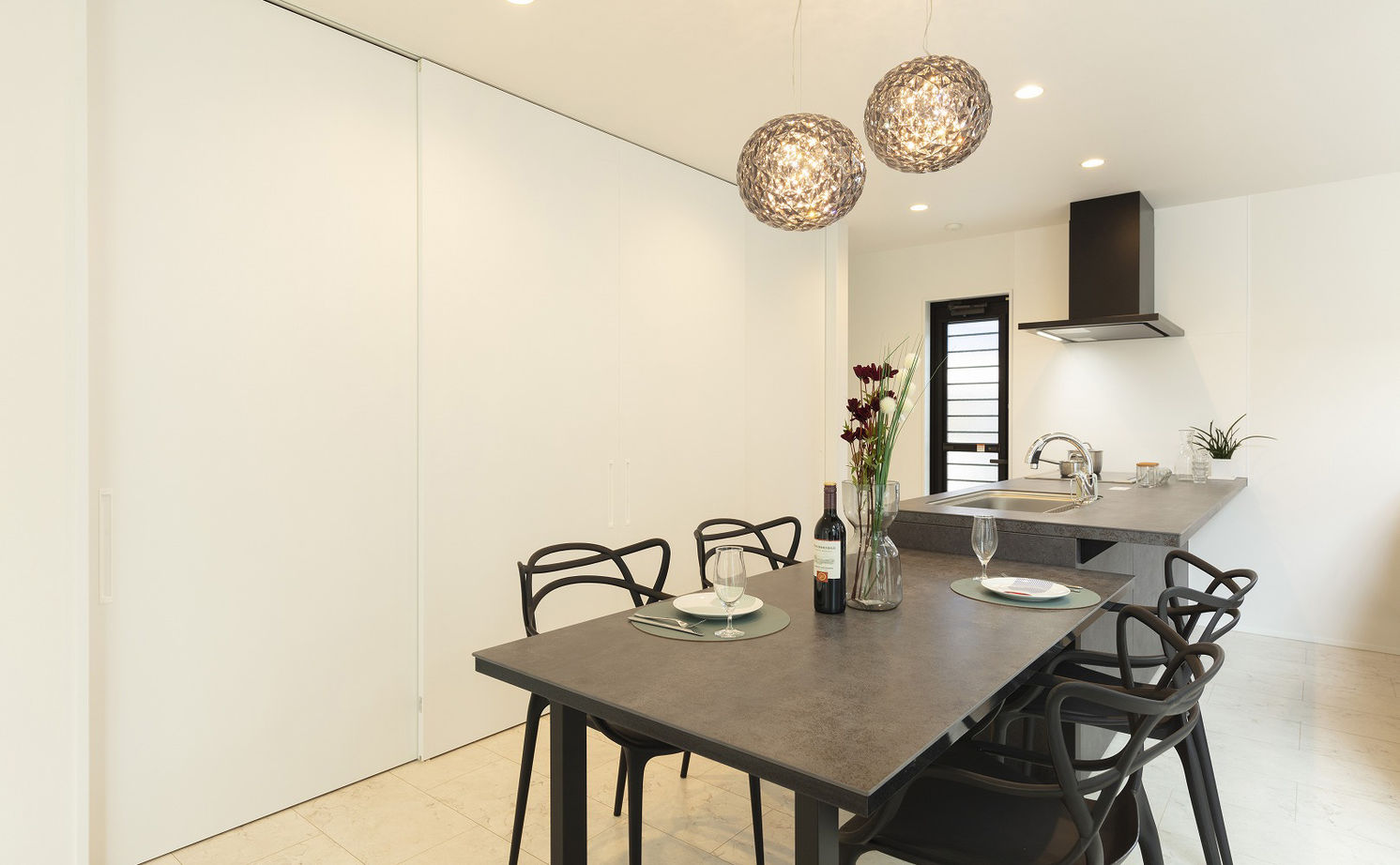 家工房 【2800万円／41坪】中庭に面した開放的な空間と、充実しすぎる収納でデザインと機能性を両立した住まいの建築実例画像5